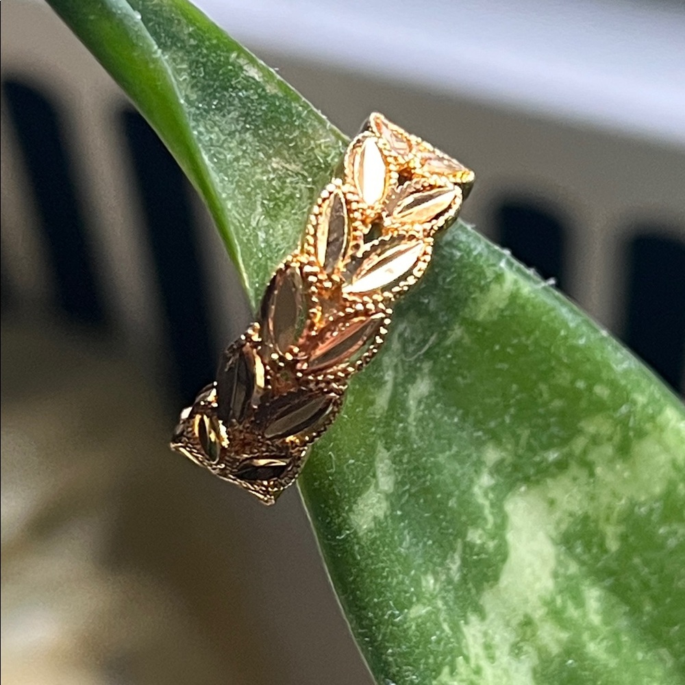 Elegant Gold and Red Women's Ring